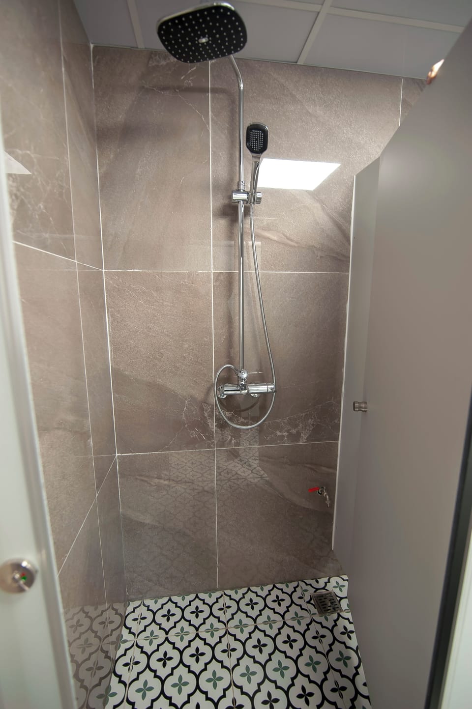 Shower, free toiletries, hair dryer, bidet