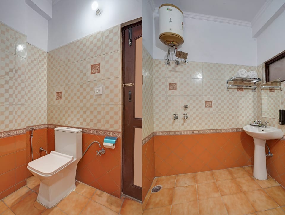 Deluxe Double Room, Balcony | Bathroom | Shower, free toiletries, slippers, towels
