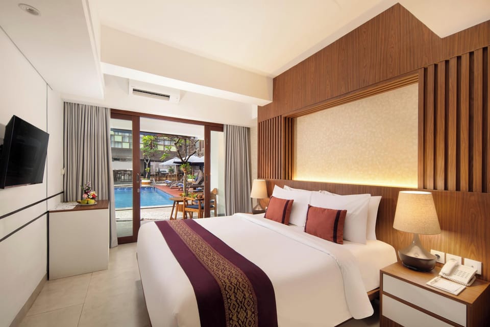 Signature Room | Minibar, in-room safe, desk, rollaway beds