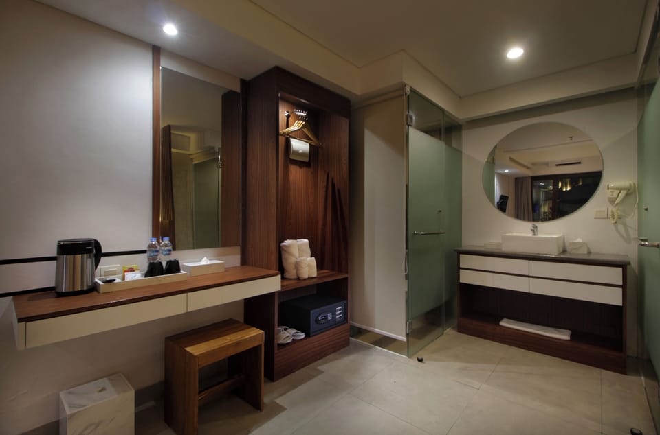 Signature Room | Minibar, in-room safe, desk, rollaway beds