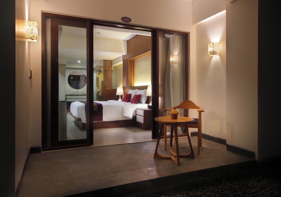 Signature Room | Minibar, in-room safe, desk, rollaway beds