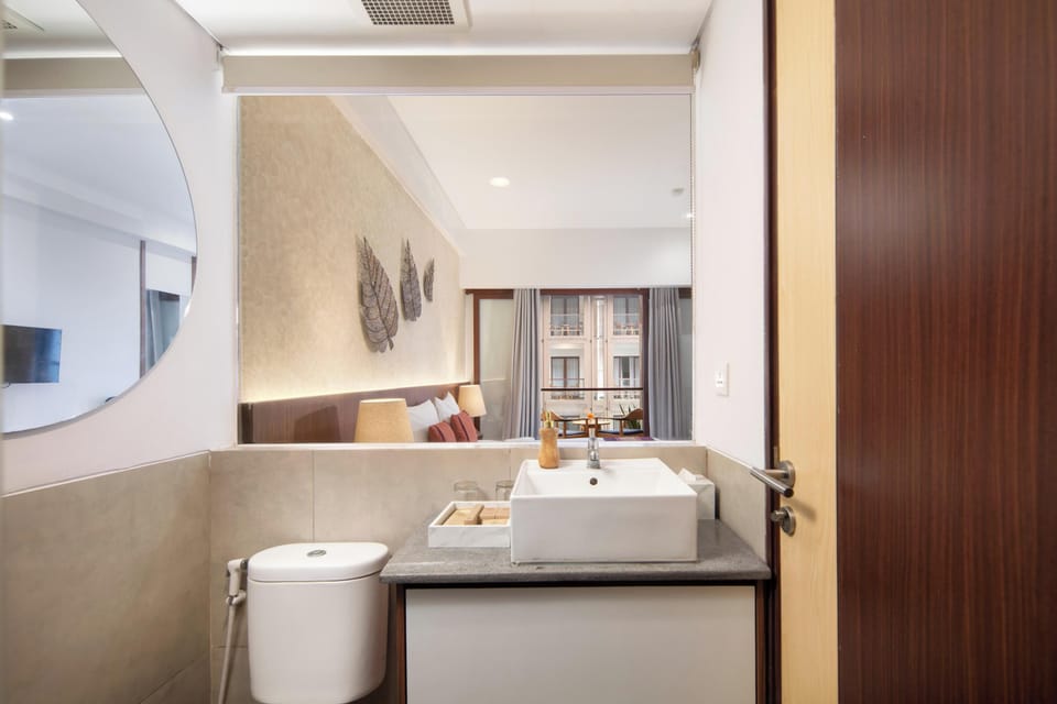 Premier Double Room | Bathroom | Shower, free toiletries, hair dryer, slippers