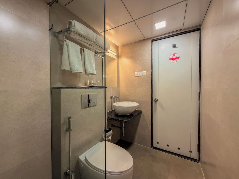Premium Room | Bathroom | Shower, free toiletries, hair dryer (on request), towels