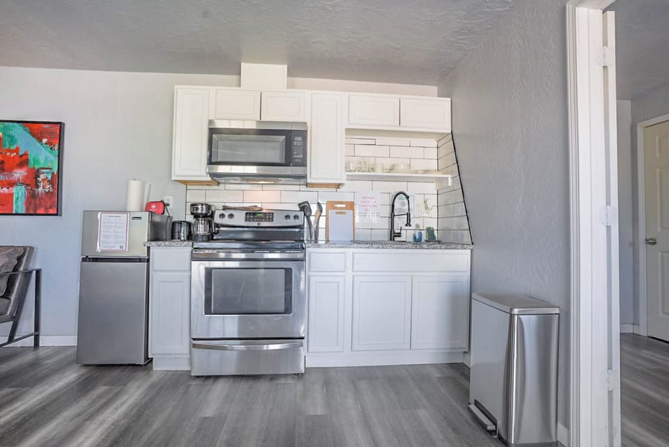 Cook like a local in this fully equipped kitchen. With everything you need to prepare your favorite meals, you'll feel right at home.