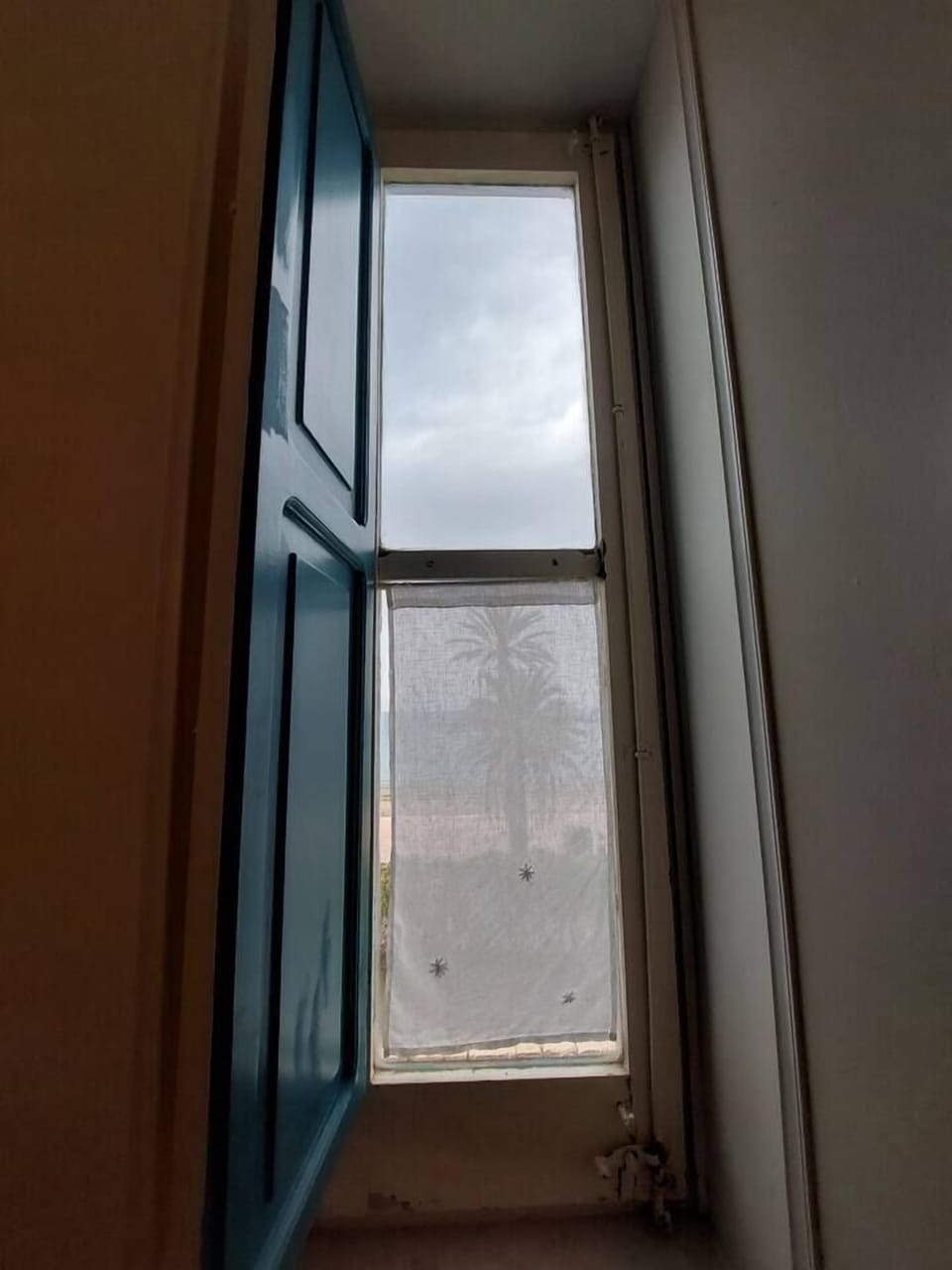 Full bathroom window, on quiet street and with sea view