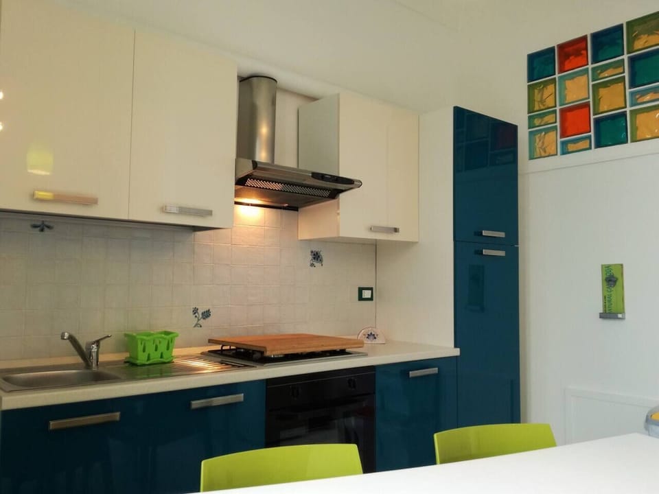 Living room-kitchen with sea view, sofa bed and HD TV (5)