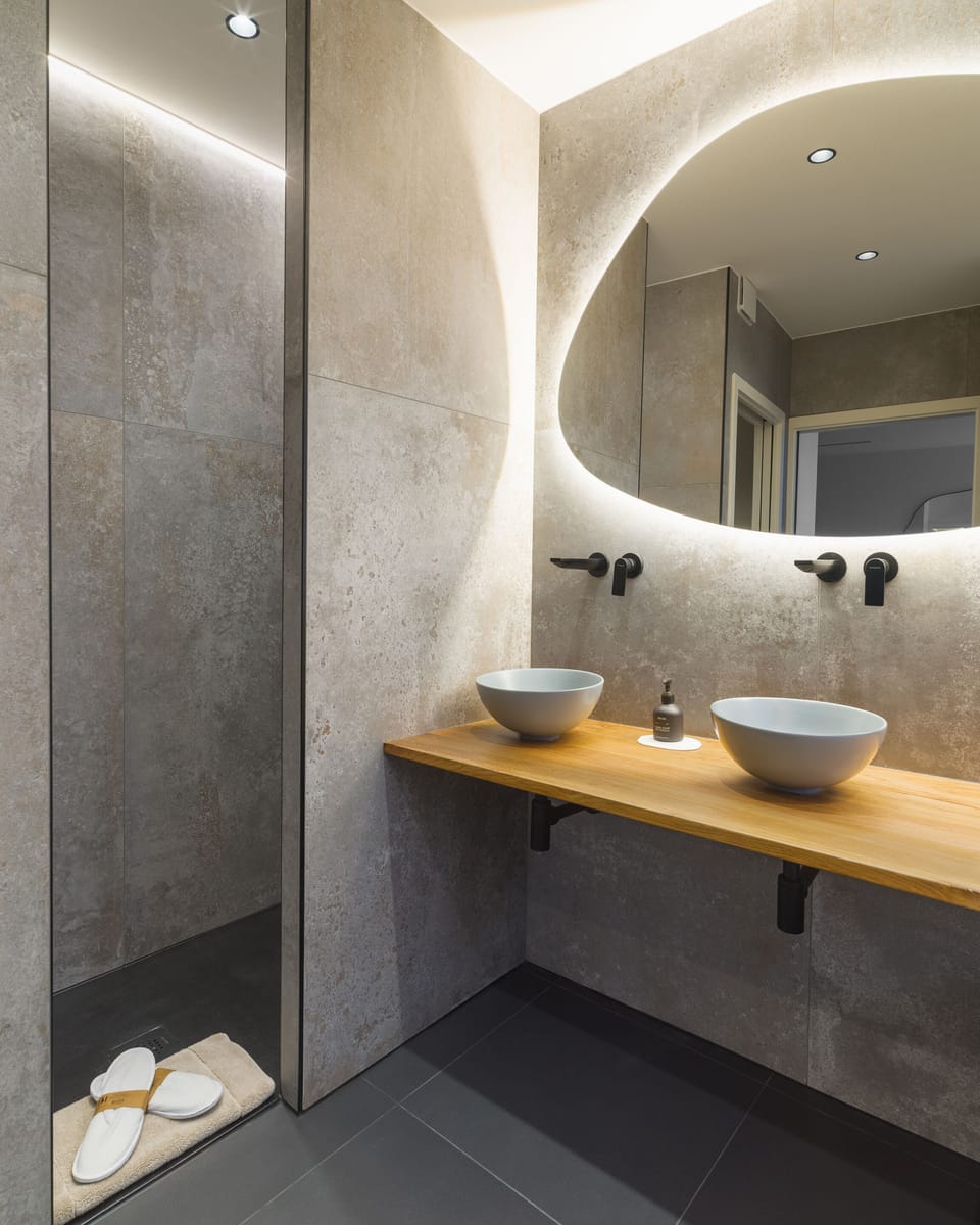 Deluxe Suite, Accessible, Ensuite | Bathroom | Slippers, towels, soap, shampoo
