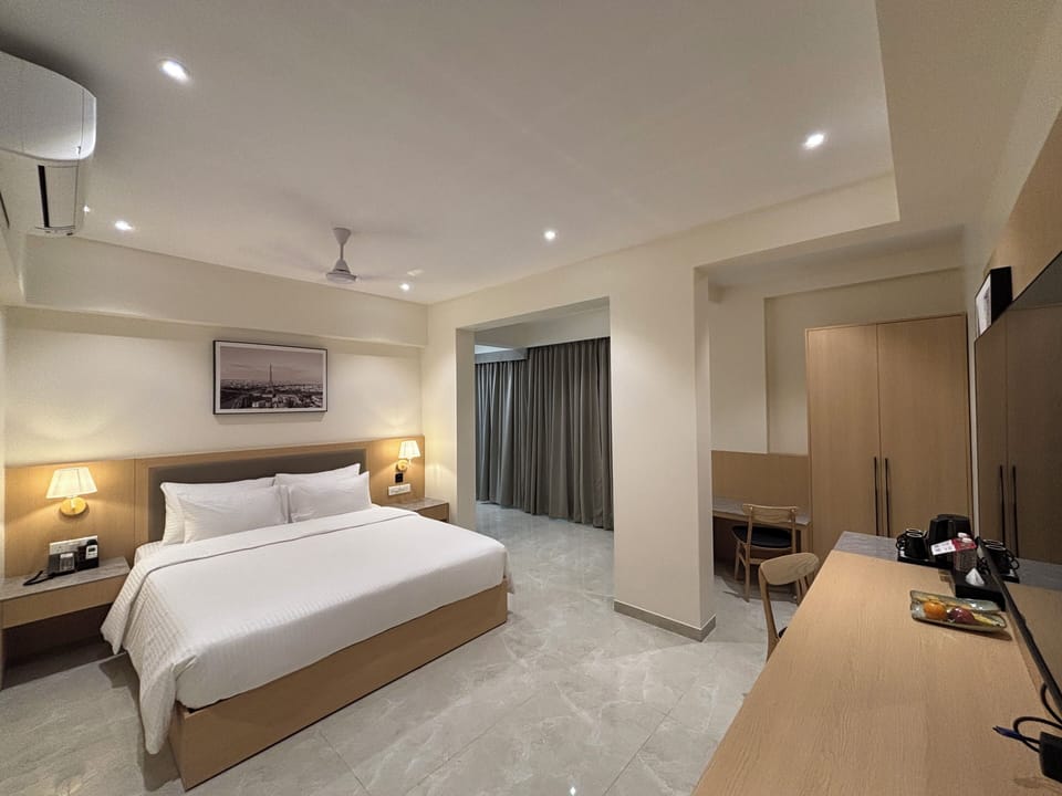 Premier Room | In-room safe, desk, iron/ironing board, rollaway beds