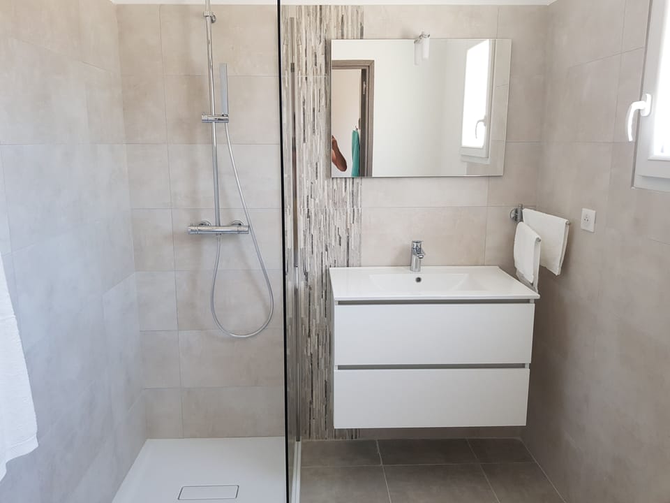 Chambre Isola | Bathroom | Shower, hair dryer, towels, soap