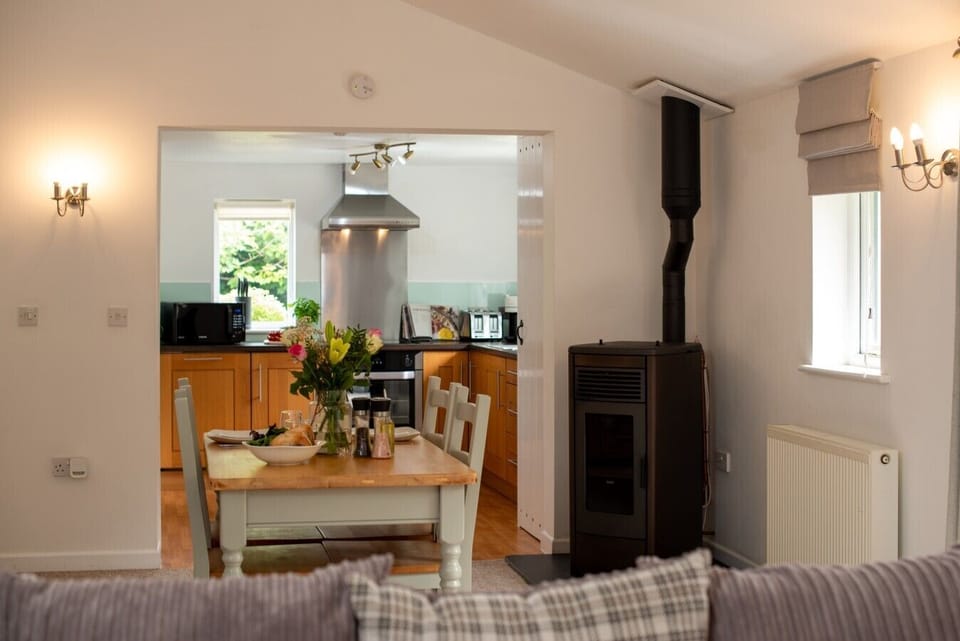Dining table to kitchen