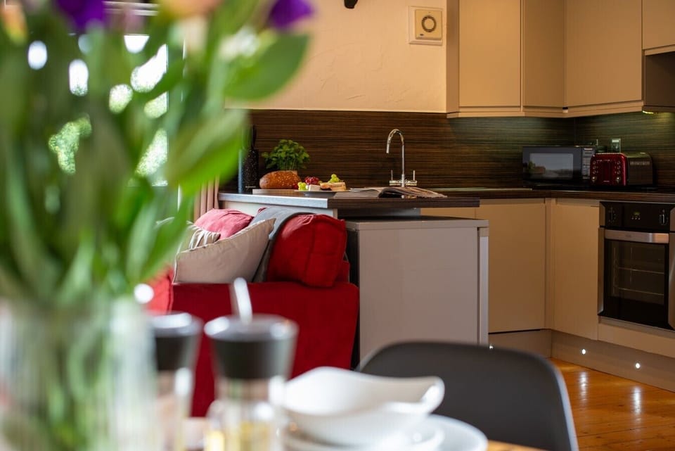 Dining to kitchen