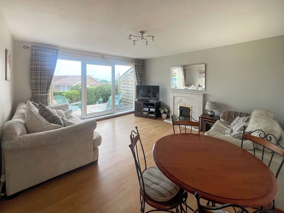 Living room/dining room | Bungalow Highfields, Port Eynon, Gower Peninsula