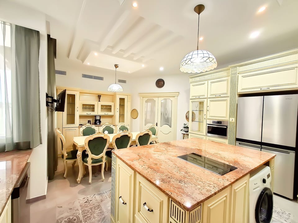 Full-size fridge, microwave, oven, stovetop