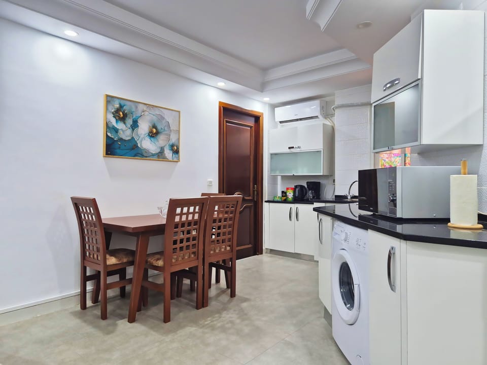 Comfort Apartment, 1 Bedroom, Kitchen, Ground Floor | Private kitchen | Full-size fridge, microwave, oven, stovetop