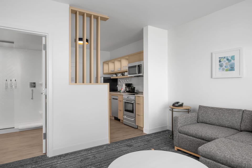 Premium bedding, desk, iron/ironing board, free WiFi