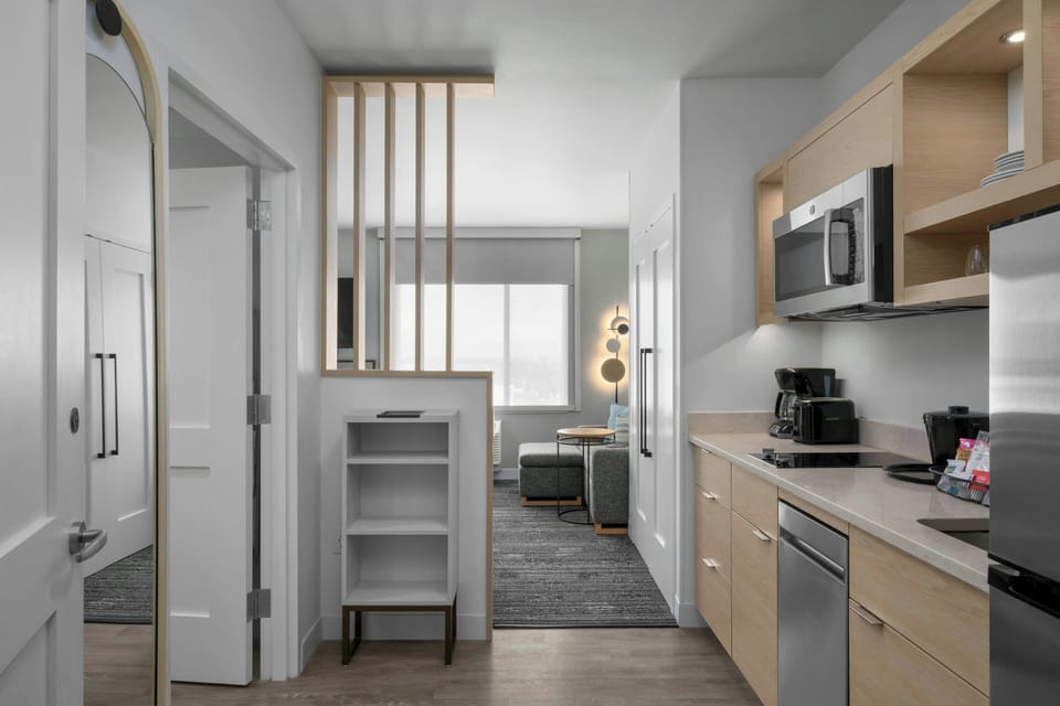 Studio, 1 King Bed with Sofa bed | Premium bedding, desk, iron/ironing board, free WiFi