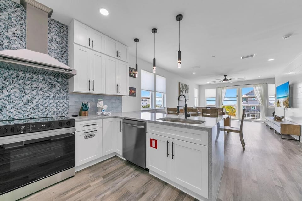 House, Multiple Beds (Golden Seashell East) | Private kitchen | Oven, toaster