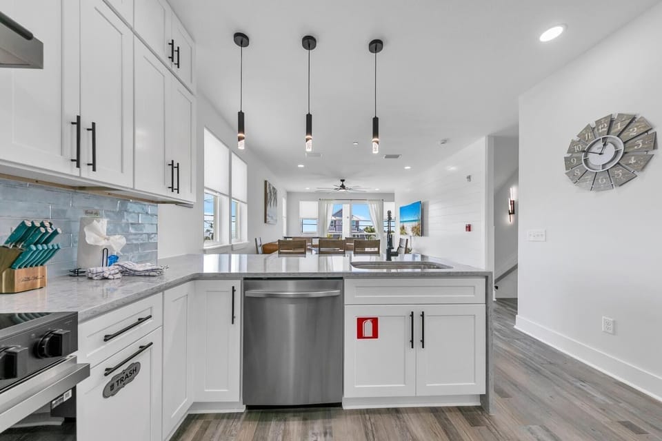House, Multiple Beds (Golden Seashell East) | Private kitchen | Oven, toaster