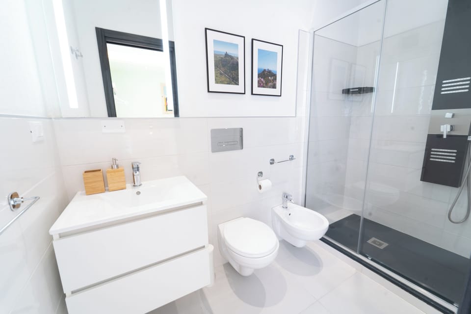 Double Room | Bathroom | Shower, rainfall showerhead, hair dryer, bidet