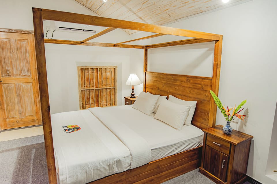 Deluxe Double Room, Partial Ocean View | Desk, free WiFi