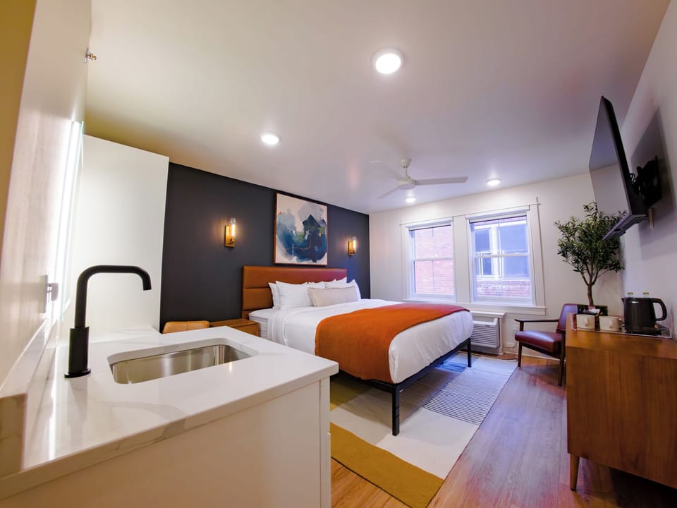 Basic Room, 1 King Bed, Private Bathroom | Laptop workspace, blackout drapes, free WiFi