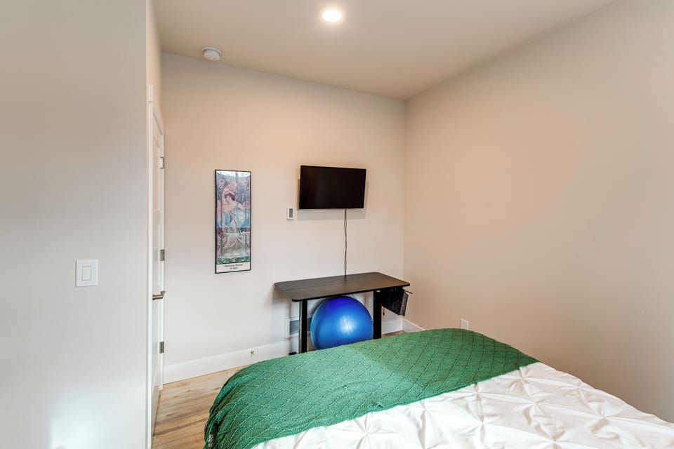 Bedroom 1 | Queen Bed