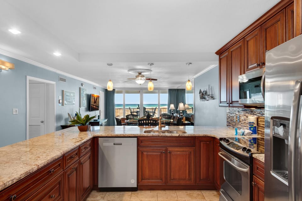 Condo, Multiple Beds (Shoreline Towers 1022) | Private kitchen | Oven, toaster
