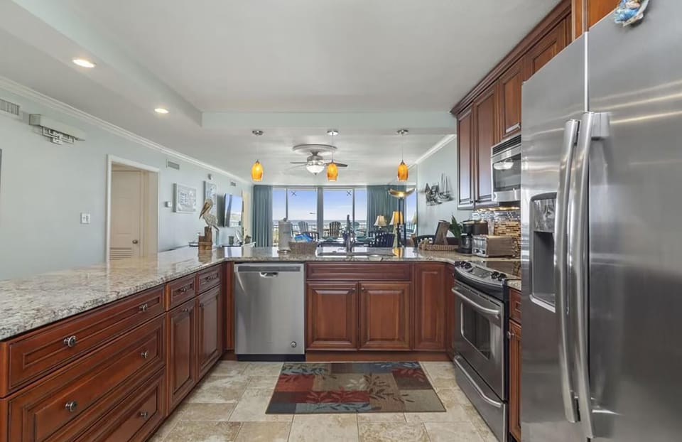 Condo, Multiple Beds (Shoreline Towers 1022) | Private kitchen | Oven, toaster