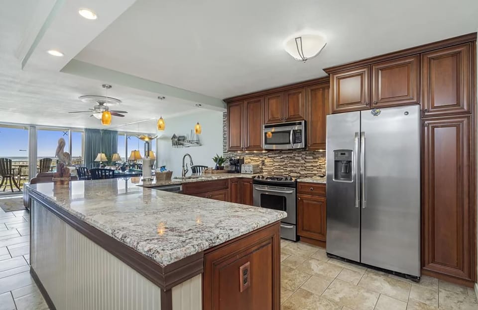 Condo, Multiple Beds (Shoreline Towers 1022) | Private kitchen | Oven, toaster