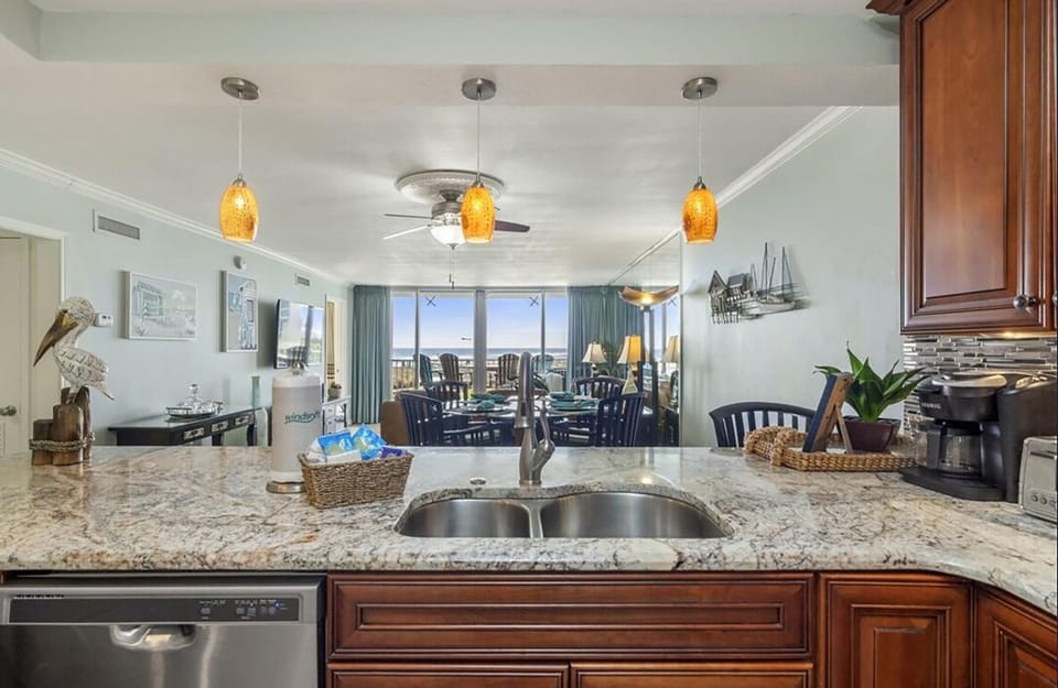 Condo, Multiple Beds (Shoreline Towers 1022) | Private kitchen | Oven, toaster