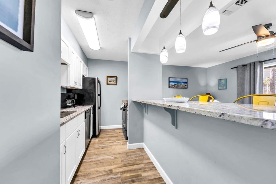 Condo, 1 Queen Bed with Sofa bed (Endless Summer D5) | Private kitchen | Oven, toaster