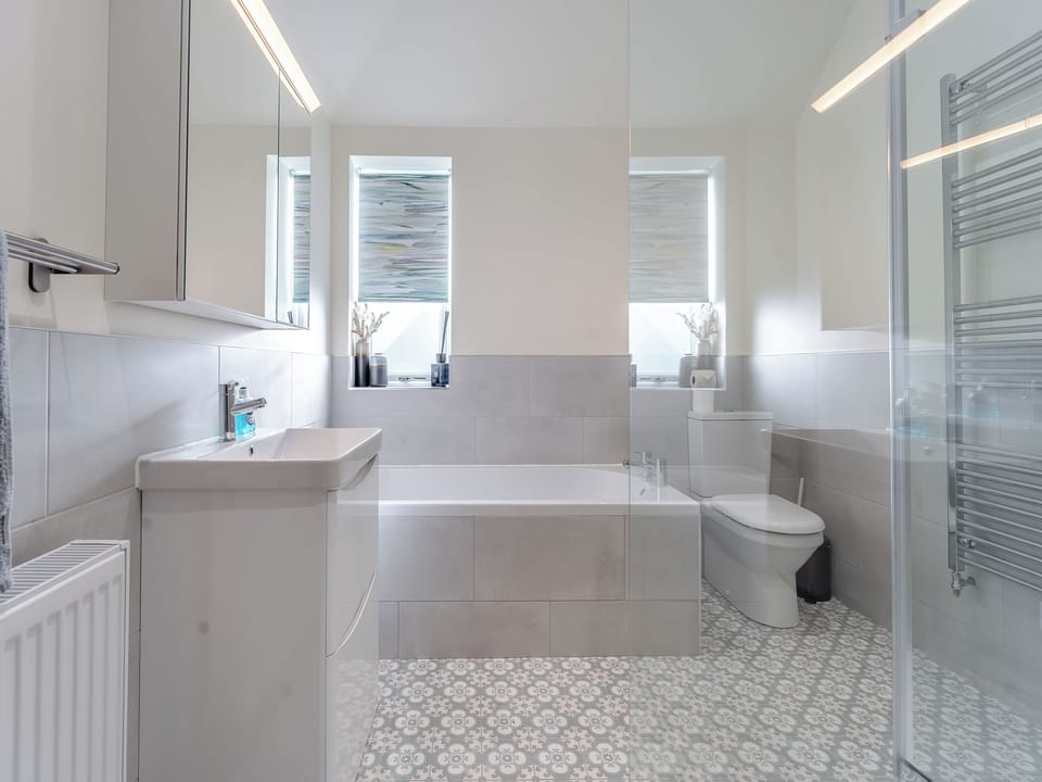 Bathroom | Newbigging Farm Cottage, Auchterarder