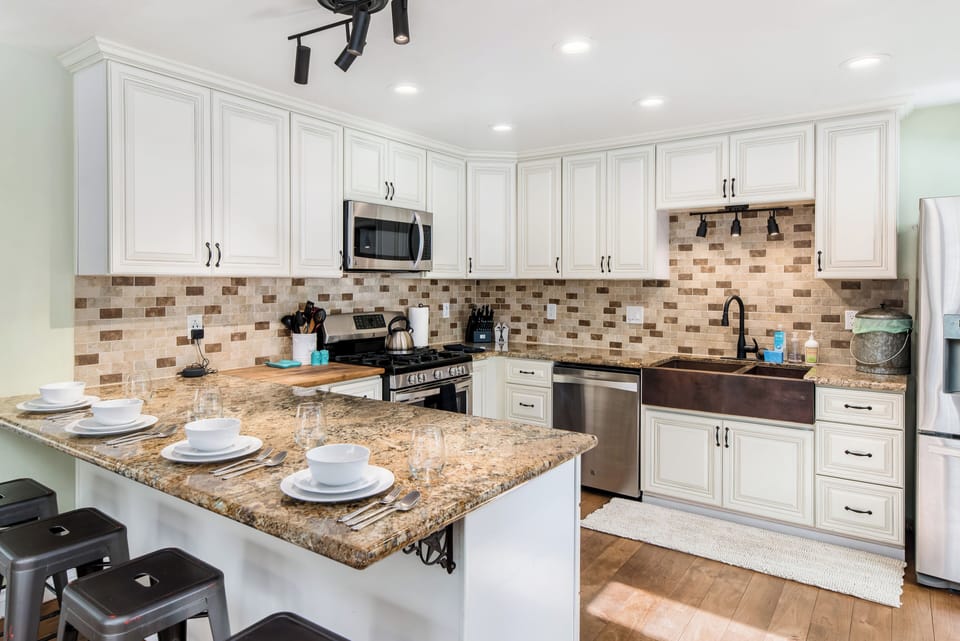 Fully stocked Kitchen - New Appliances 