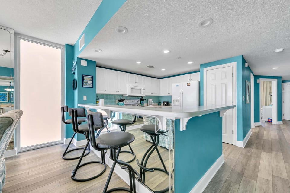 Condo, Multiple Beds (Majestic Beach Towers 2-1801) | Private kitchen | Oven, toaster