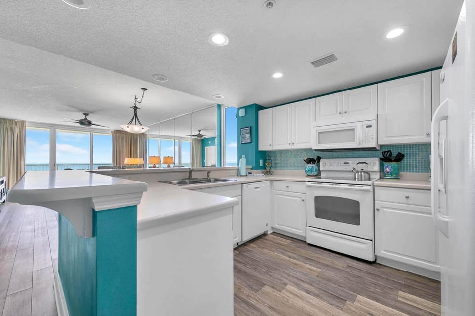 Condo, Multiple Beds (Majestic Beach Towers 2-1801) | Private kitchen | Oven, toaster