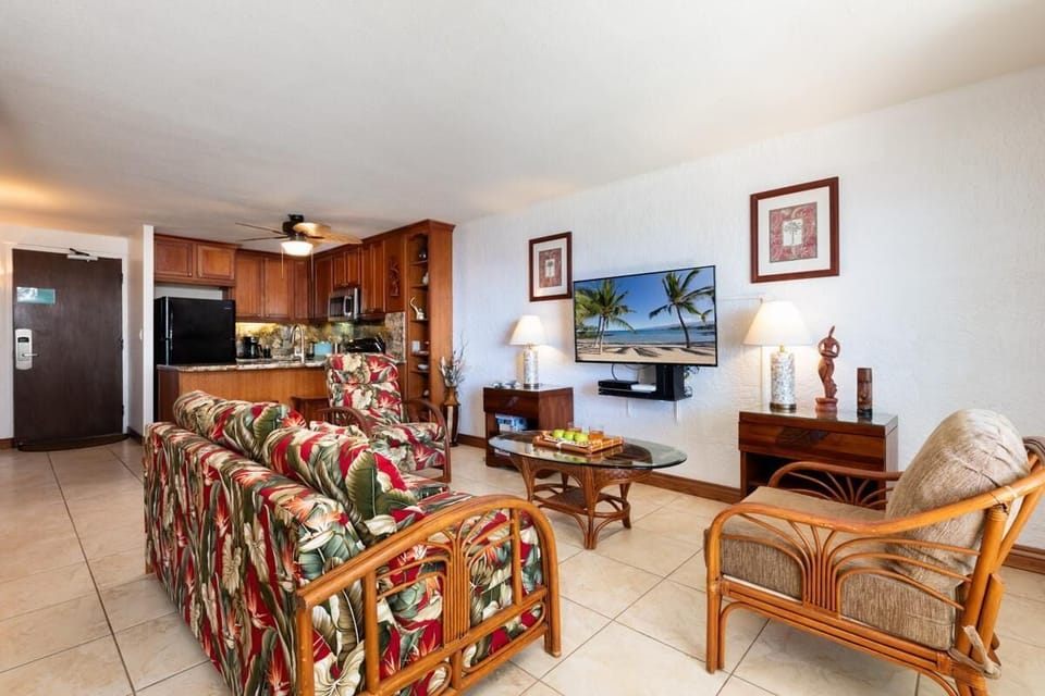 Condo, Multiple Beds (Alii Villas #135 Oceanfront, Remodele) | Living area
