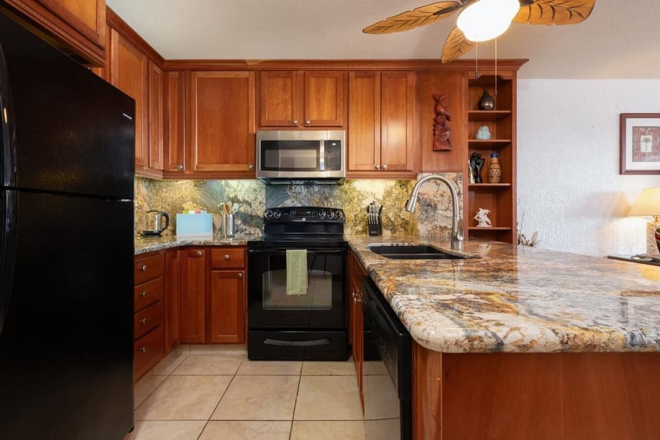 Condo, Multiple Beds (Alii Villas #135 Oceanfront, Remodele) | Private kitchen