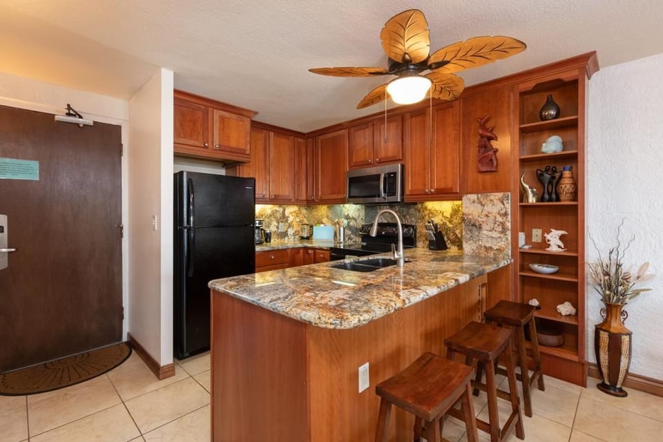 Condo, Multiple Beds (Alii Villas #135 Oceanfront, Remodele) | Private kitchen