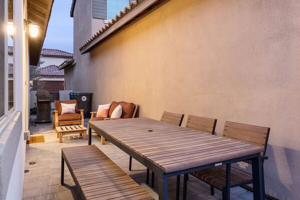 Enjoy breakfast, lunch, or dinner in the fresh air at the patio.