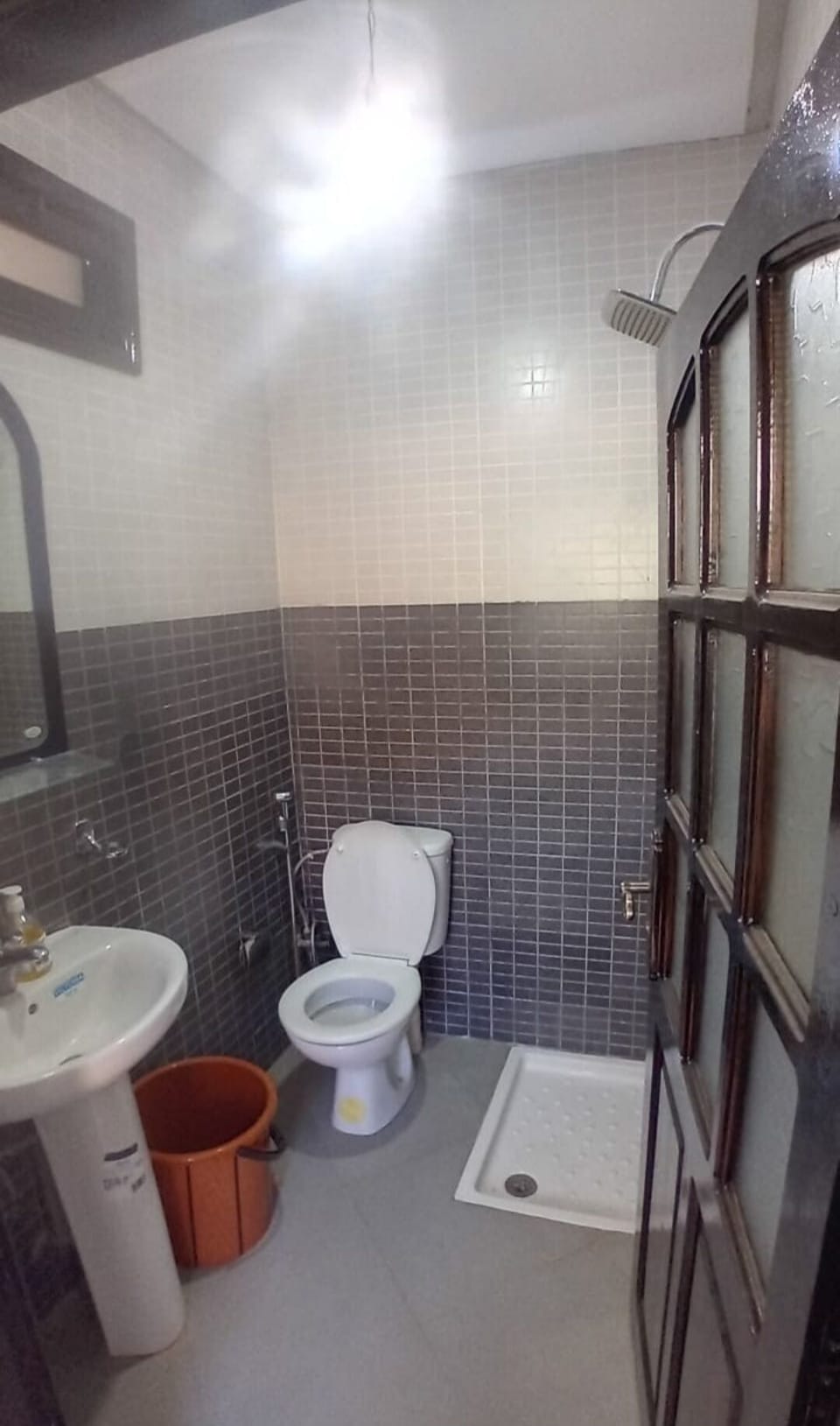 Towels, soap, shampoo, toilet paper