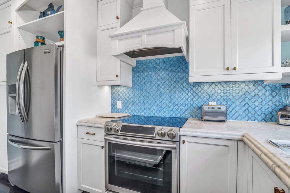 Where island flavors come to life—the sleek, stainless range invites you to whip up everything from pancakes to paella, just steps from the dining table.