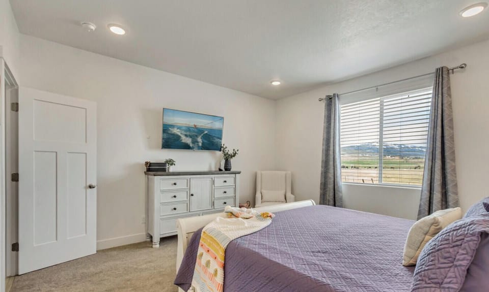 Upstairs Master Suite w/ King Bed