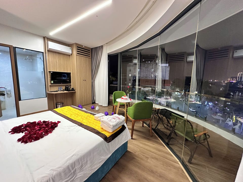 Design Room | Desk, laptop workspace, free WiFi, bed sheets