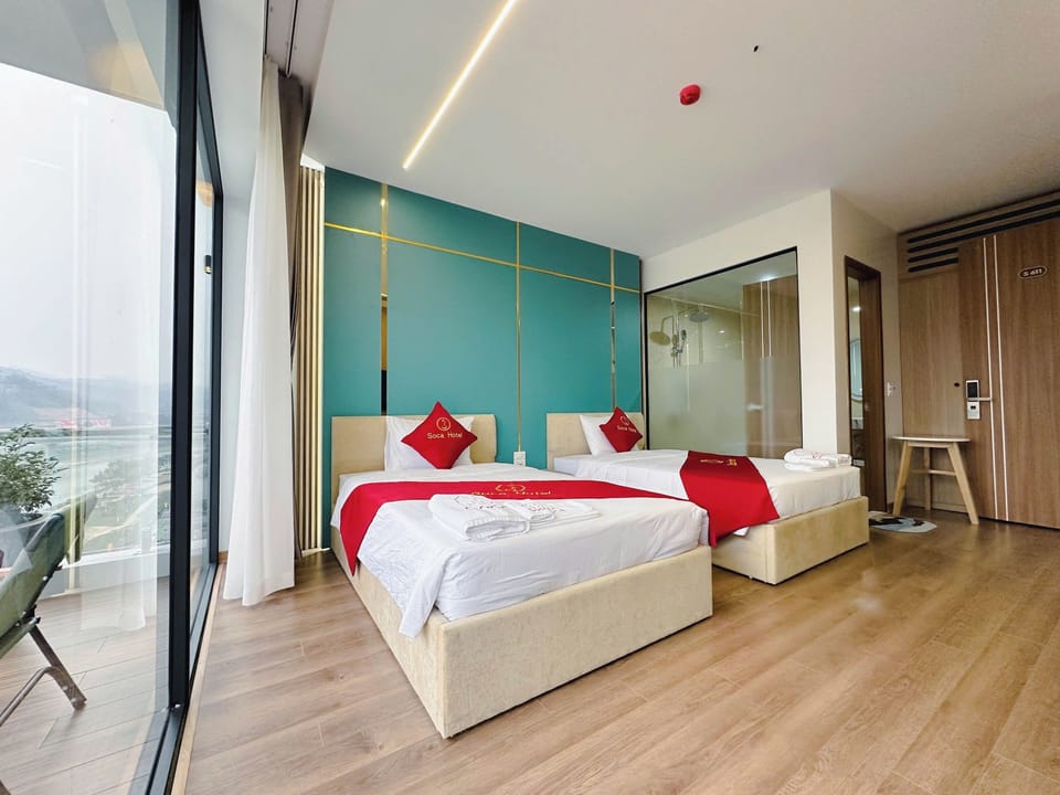 Signature Room | Desk, laptop workspace, free WiFi, bed sheets