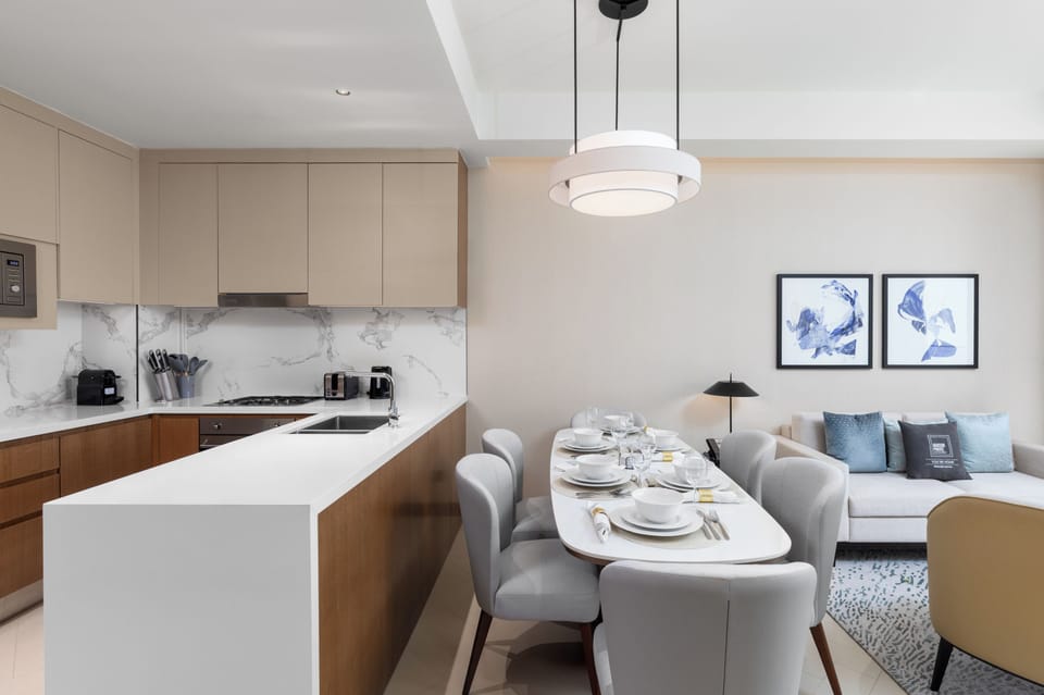 Deluxe Apartment, 2 Bedrooms, Balcony | In-room dining