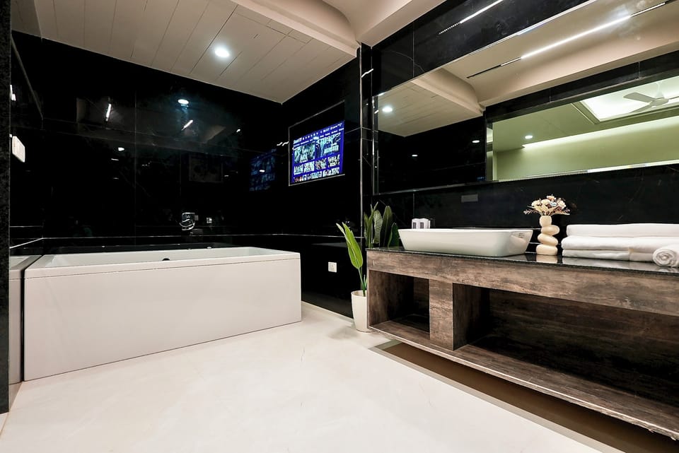 Presidential Suite | Bathroom | Free toiletries, hair dryer, slippers, towels