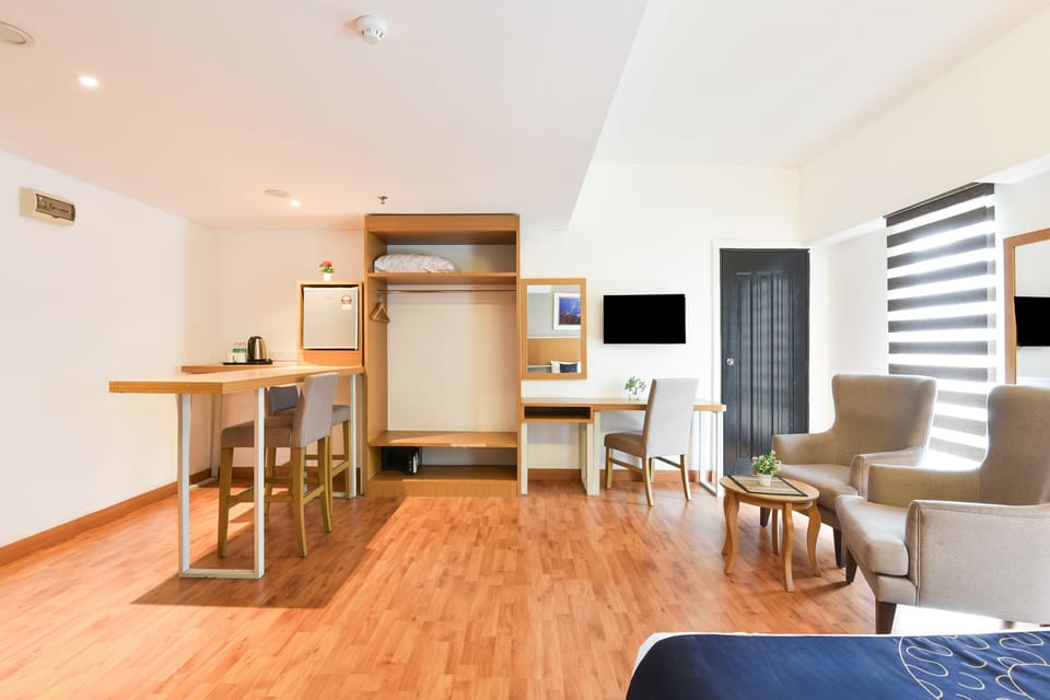 Executive Suite King - City View | Premium bedding, desk, laptop workspace, free WiFi