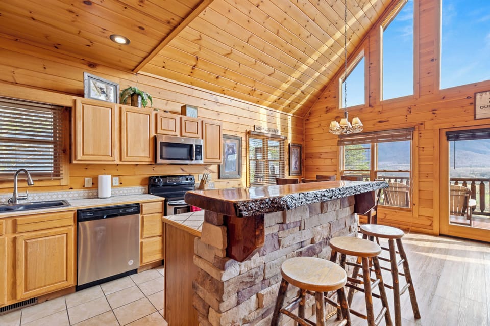 Signature Cabin, 4 Bedrooms, Balcony, Mountain View | Private kitchen | Fridge, microwave, oven, stovetop