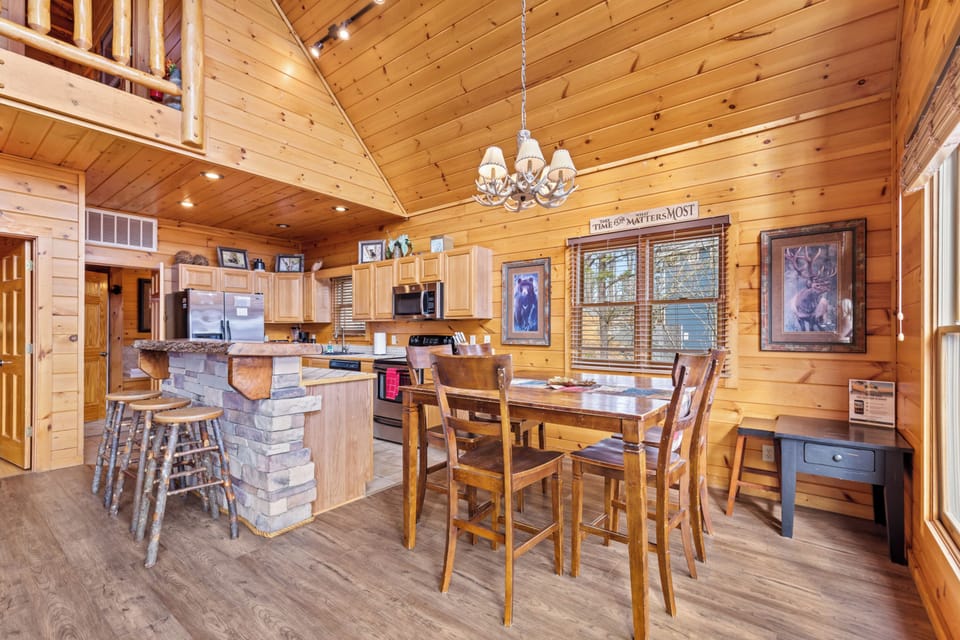 Signature Cabin, 4 Bedrooms, Balcony, Mountain View | In-room dining