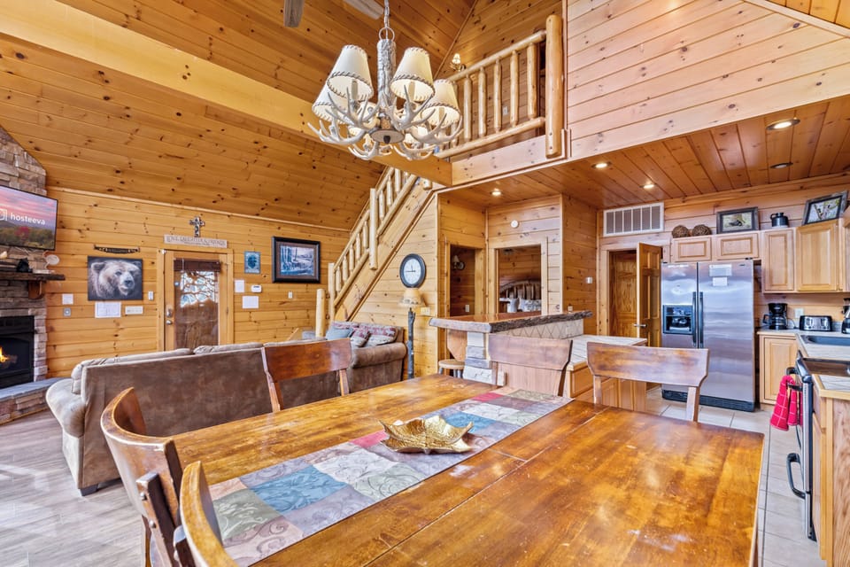 Signature Cabin, 4 Bedrooms, Balcony, Mountain View | In-room dining